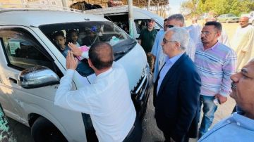 بعد تطبيق تعريفة الركوب.. سكرتير عام قنا يتفقد مواقف السيارات ومحطات الوقود بقفط