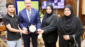 توفى بعد زيارة وزير التعليم.. محافظ المنوفية يكرم أسرة مدير إدارة الباجور