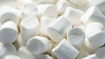 السماء تمطر مارشميلو.. طائرة هليكوبتر تبهج الأطفال ما القصة؟ السماء تمطر مارشميلو.. طائرة هليكوبتر تبهج الأطفال ما القصة؟