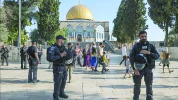 تحت حماية جيش الاحتلال.. 200 مستوطن يقتحمون باحات المسجد الأقصى