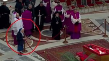 خرقت البروتوكول.. سيدة تلقي نظرة الوداع على البابا فرنسيس.. من هي؟