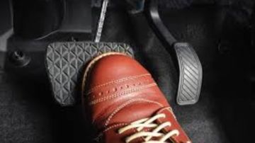 فرامل سيارتك تشبه الإسفنجة عند الضغط عليها.. إليك السبب؟