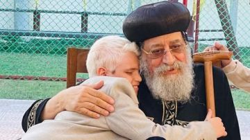 في تقليد روحي .. البابا تواضروس يلتقي الأبناء المكفوفين صور