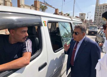 محافظ الدقهلية يتابع التزام السائقين بالأجرة وخطوط السير في شوارع المنصورة محافظ الدقهلية يتابع التزام السائقين بالأجرة وخطوط السير في شوارع المنصورة