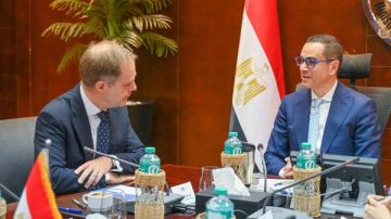 وزير الاستثمار يناقش مع سفير بريطانيا تعزيز التعاون الاقتصادي بين البلدين وزير الاستثمار يناقش مع سفير بريطانيا تعزيز التعاون الاقتصادي بين البلدين