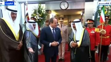 أمير الكويت يستقبل الرئيس السيسي فور وصوله إلى البلاد