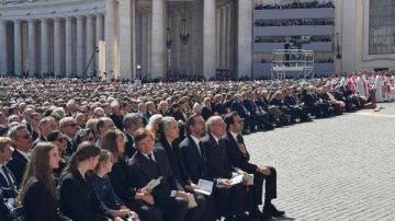 الأمين العام لمجلس حكماء المسلمين يشارك في مراسم تشييع جنازة بابا الفاتيكان الأمين العام لمجلس حكماء المسلمين يشارك في مراسم تشييع جنازة بابا الفاتيكان