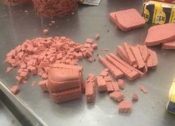 ضبط 2.2 طن مواد غذائية فاسدة قبل طرحها بالأسواق خلال شم النسيم بدمياط