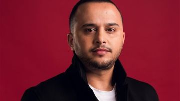 عزيز صالح يطرح أول أعماله المصورة تراكمات