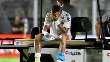 غادر الملعب باكيا.. إصابة جديدة تضرب نيمار الزجاجي مع سانتوس