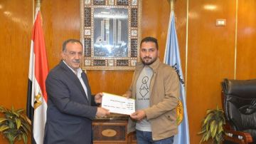 محافظ أسيوط يسلم عقود 26 محلا تجاريا وحضانة بمدينة 30 يونيو بمنقباد