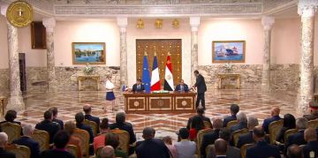 الرئيس السيسي ونظيره الفرنسي يوقعان الإعلان المشترك لترفيع العلاقات إلى مستوى الشراكة الاستراتيجية