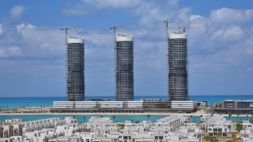 رئيس الوزراء يتفقد وحدات مبادرة بيتك في مصر بمنطقة الأبراج الشاطئية