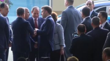 شاهد.. الرئيس السيسي يصطحب ماكرون في جولة تفقدية داخل محطة عدلي منصور شاهد.. الرئيس السيسي يصطحب ماكرون في جولة تفقدية داخل محطة عدلي منصور