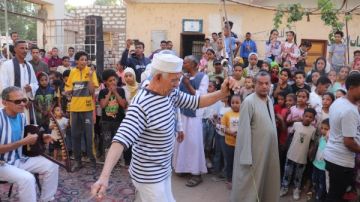 طوف وطوفان.. مسرح شباب الجنوب يقدم عرضا عراقيا لرواد نادي فتيات قنا