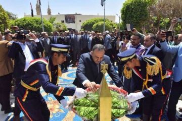 محافظ أسيوط يضع إكليل الزهور على النصب التذكاري لشهداء قرية بني عدي احتفالا بالعيد القومي محافظ أسيوط يضع إكليل الزهور على النصب التذكاري لشهداء قرية بني عدي احتفالا بالعيد القومي