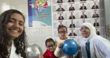 مستشفيات الإسكندرية تحتفل باليوم العالمي للتوحد وتتزين باللون الأزرق