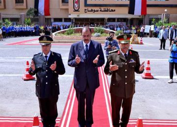 احتفالا بالعيد القومي.. محافظ سوهاج يضع أكاليل الزهور على النصب التذكاري للشهداء