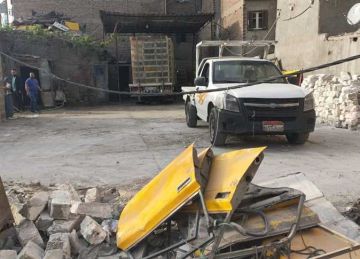 تحطم تاكسي وصندوق كهرباء.. إنهيار سور قديم شرق الإسكندرية