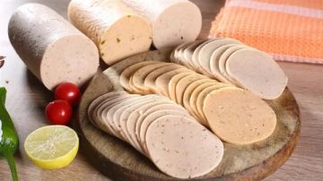 طريقة عمل لانشون الدجاج البيتي بخطوات سهلة ومكونات متوفرة