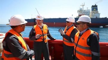 وزير البترول يتفقد مشروع استقبال الغاز الطبيعي وتوسعة شبكة الأنابيب بميناء السخنة