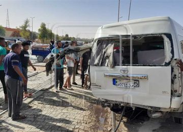 تصادم بين قطار ركاب وميكروباص سياحي على مزلقان كيما في أسوان (صور) تصادم بين قطار ركاب وميكروباص سياحي على مزلقان كيما في أسوان (صور)