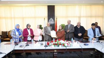 رئيس جامعة الزقازيق يكرم الأمهات المثاليات لعام 2025