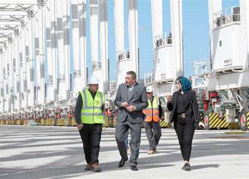  المصرى اليوم تتفقد خط الرورو وترصد مراحل العمل فى ميناء دمياط
