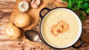 بطعم غني ولذيذ.. على طريقة تحضير شوربة البطاطس الكريمية الدافئة بطعم غني ولذيذ.. على طريقة تحضير شوربة البطاطس الكريمية الدافئة