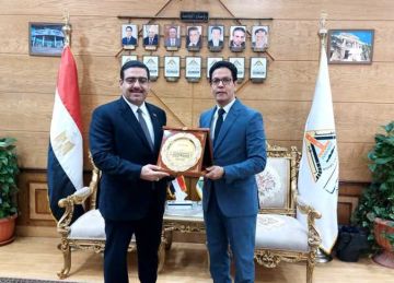 بعد 8 سنوات من حصوله على الماجستير منها.. وزير التجارة العراقي يزور جامعة بنها (صور)