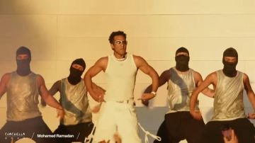 رد فعل محمد رمضان بعد إلقاء معجب الباسبور المصري عليه