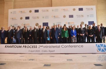 صورة تذكارية للوفود المشاركة بالاجتماع الوزاري الثاني لعملية الخرطوم برئاسة مصر
