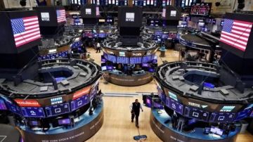 الأسواق الأمريكية تتعرض لخسائر كبيرة بعد تطبيق الرسوم الجمركية المتبادلة من قبل ترامب