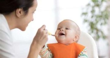 متى تبدأين.. جدول إدخال الأطعمة الصحية إلى طفلك الرضيع