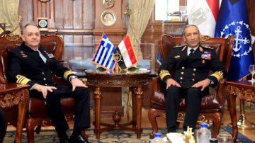 قائد القوات البحرية يلتقى رئيس هيئة الأركان العامة للقوات البحرية اليونانية لبحث التعاون المشترك قائد القوات البحرية يلتقى رئيس هيئة الأركان العامة للقوات البحرية اليونانية لبحث التعاون المشترك