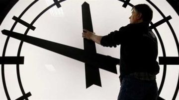 خطوات تغيير ساعة الهاتف المحمول للتوقيت الصيفي 2025.. تفاصيل