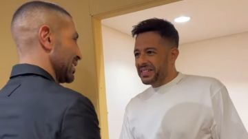 محمد حماقي يعانق أحمد سعد في حفل مدينة العلا