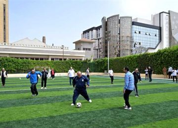 رئيس جامعة القاهرة يشارك الطلاب ماراثون الدراجات ومباراة كرة قدم خماسية (صور)