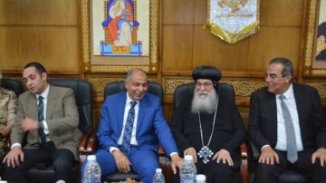 محافظ المنيا يهنئ الأنبا مكاريوس بعيد القيامة المجيد.. صور