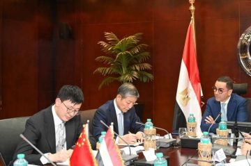 وزير الاستثمار يلتقي السفير الصيني بالقاهرة لبحث سبل تعزيز العلاقات الاقتصادية بين البلدين