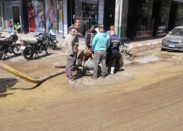 الدفع بفرق فنية للإصلاح.. انفجار خط مياه بحي وسط مدينة المنيا