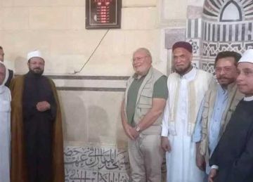 الملك أحمد فؤاد الثاني يؤدي صلاة الجمعة في المسجد الكبير بسيوة (صور)