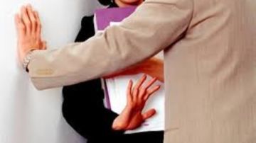 بعد واقعة المعلم المتحرش في أسيوط.. الحبس وغرامة 200 ألف جنيه عقوبة التحرش في مكان العمل بعد واقعة المعلم المتحرش في أسيوط.. الحبس وغرامة 200 ألف جنيه عقوبة التحرش في مكان العمل