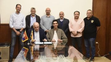 الصيد يجدد تعاقده مع البطل الأولمبي سيف عيسي