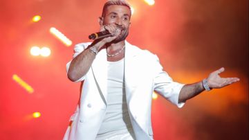 بعد أزمة ملابس محمد رمضان.. أحمد سعد يظهر بإطلالة كلاسيكية