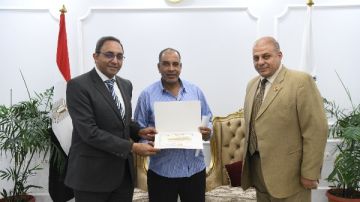 لتفعيل الأنشطة المسائية.. محافظ قنا يكرم معلمين بمدرسة الشهيد نصارى