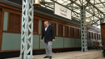 ولي عهد مصر السابق أحمد فؤاد الثاني يزور متحف قناة السويس