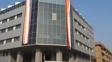 رئيس التأمين الصحي يعلن نجاح جراحة دقيقة ومتطورة في مركز أورام مدينة نصر