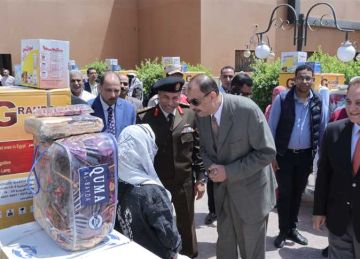 محافظ سوهاج يواصل توزيع أجهزة عرائس على الفتيات من الأولى بالرعاية