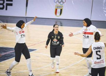 حسين لبيب يهنئ سيدات الزمالك بالتتويج بالبطولة الأفريقية لكرة الطائرة